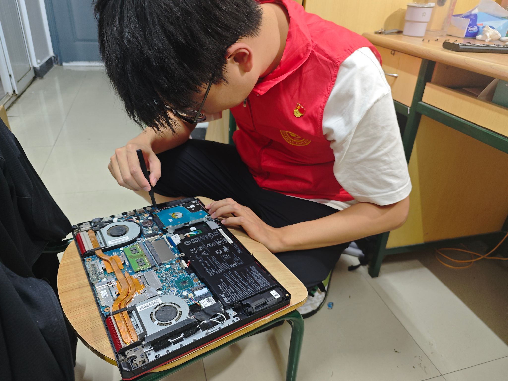 585C3